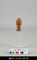 藏品(布袋戲製作-雕刻步驟(五)再磨平)的圖片